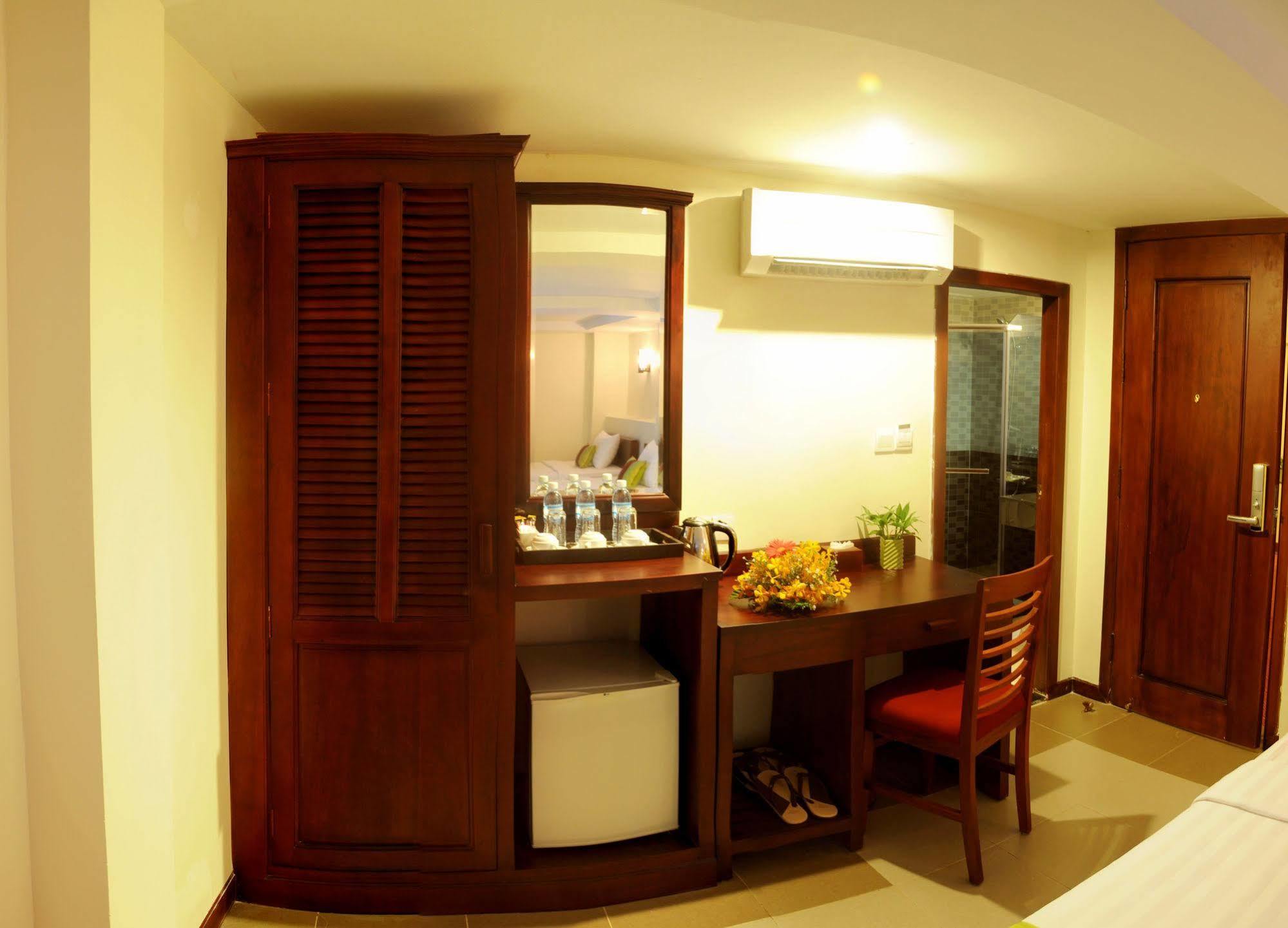 V N E Hotel Phnom Penh Exterior foto